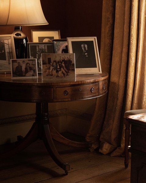 Quiet Moments.
⠀⠀⠀⠀⠀⠀⠀⠀⠀
📷: Basildon Park 

#nationaltrus...