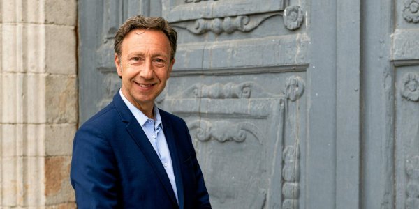 « Je préfère te savoir mort qu’homosexuel » : les douloureuses confidences de Stéphane Bern sur sa mère