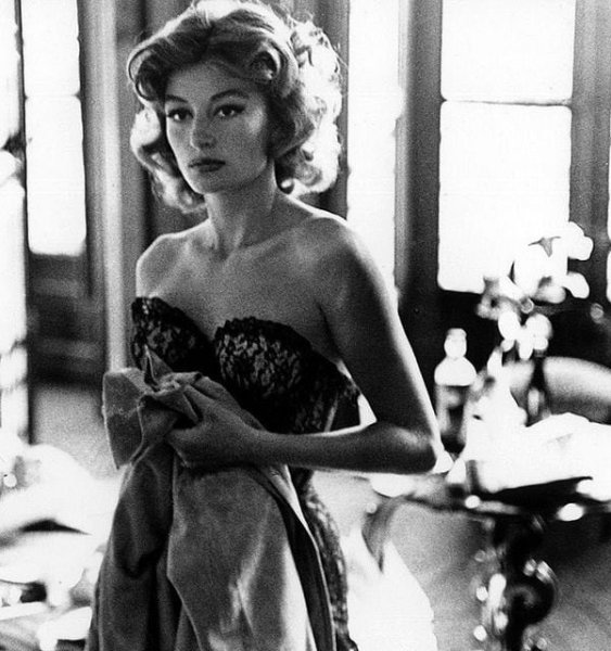 I adore this photo of Anouk Aimée. ♥

___________________...