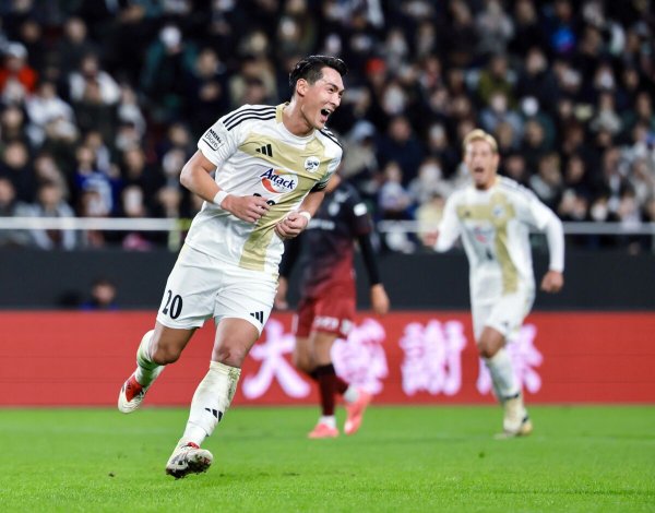 槙野智章引退試合　本田圭佑がつくったＰＫチャンスを槙野が決めて先制点奪う - スポーツ報知