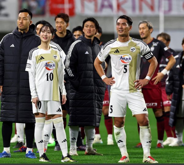 槙野智章氏の引退試合で美しき妻がサプライズ登場！拍手とどよめきの中、ＰＫキッカーに→至近距離からかわいらしくゴール（デイリースポーツ） - Yahoo!ニュース
