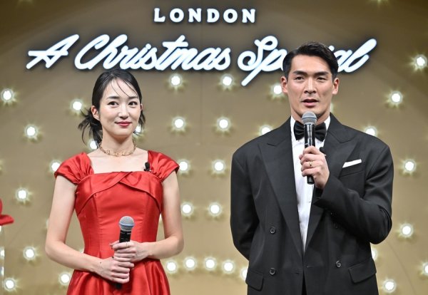 「可愛いが過ぎる」「妻降臨」槙野智章の引退試合に突如、本田圭佑が「槙野の人気女優妻」をエスコート出場させた!「美人や」「本当良いご夫婦だ」「幸せな人生やな」の声（サッカー批評Web） - Yahoo!ニュース