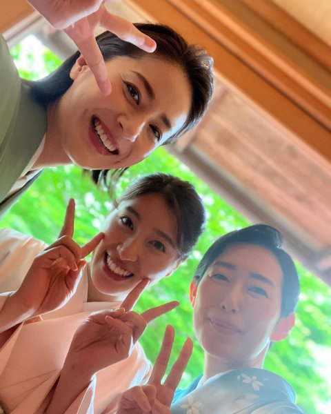 この写真のあと
3人で
変顔ショットを
撮ったら
凄まじすぎた、、

想像で
お楽しみを🌸

#やんごとなき一族 ...