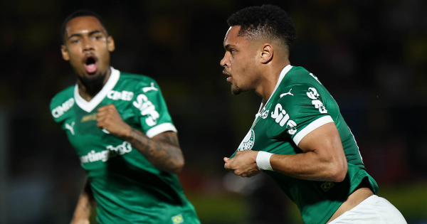 Vitor Roque marca de bicicleta e comemora 20° gol na temporada