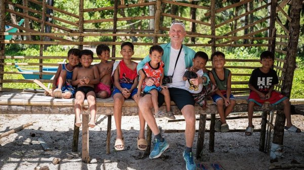 "Rien ne m’arrête quand j’aime faire les choses" : Denis Brogniart sort un livre de photographies du "bout du monde"